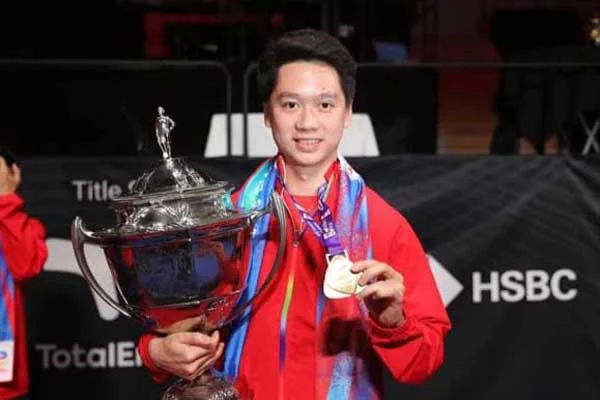 Kevin-Sanjaya-saat-memegang-piala-Thomas-Cup-2020-Kevin-Sanjaya-Sukamuljo-Resmi-Gantung-Raket-dari-Dunia-Badminton.jpg